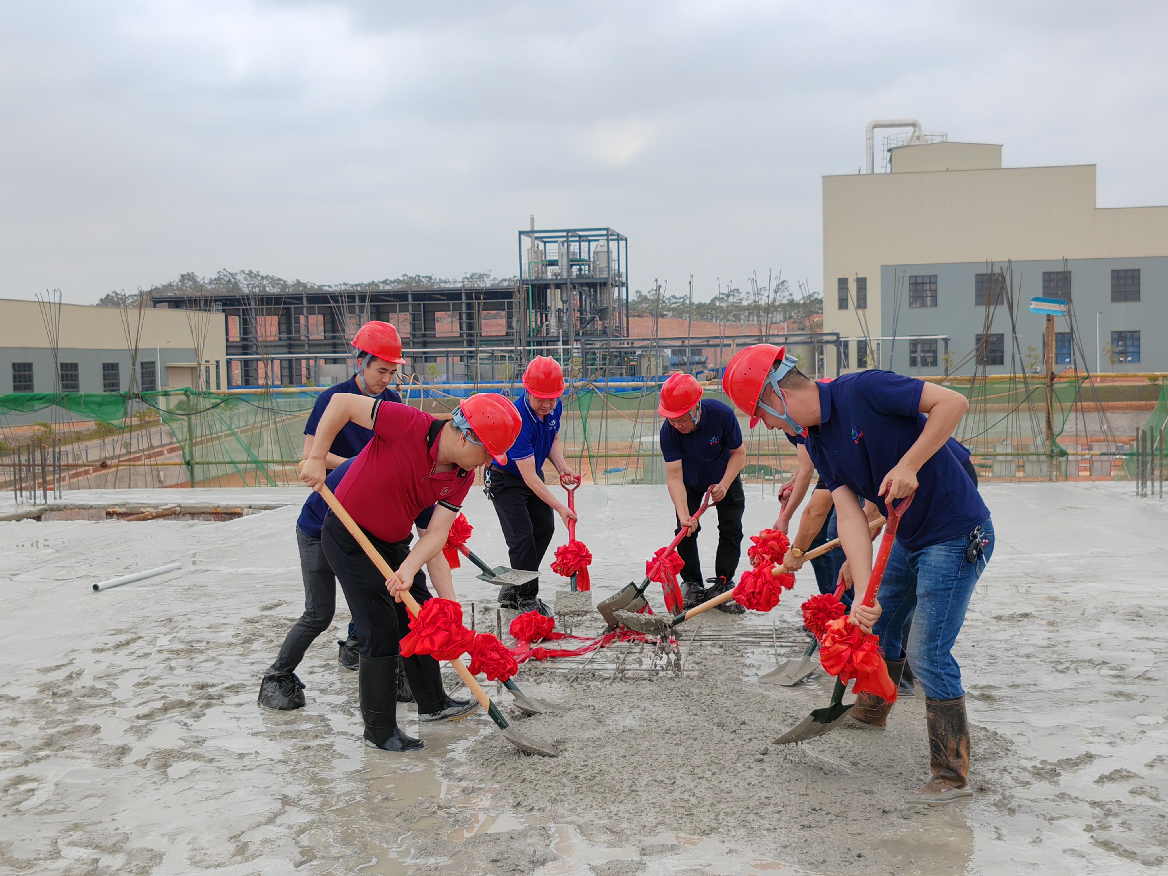 主體結(jié)構(gòu)順利封頂大吉 主體結(jié)構(gòu)順利封頂大吉